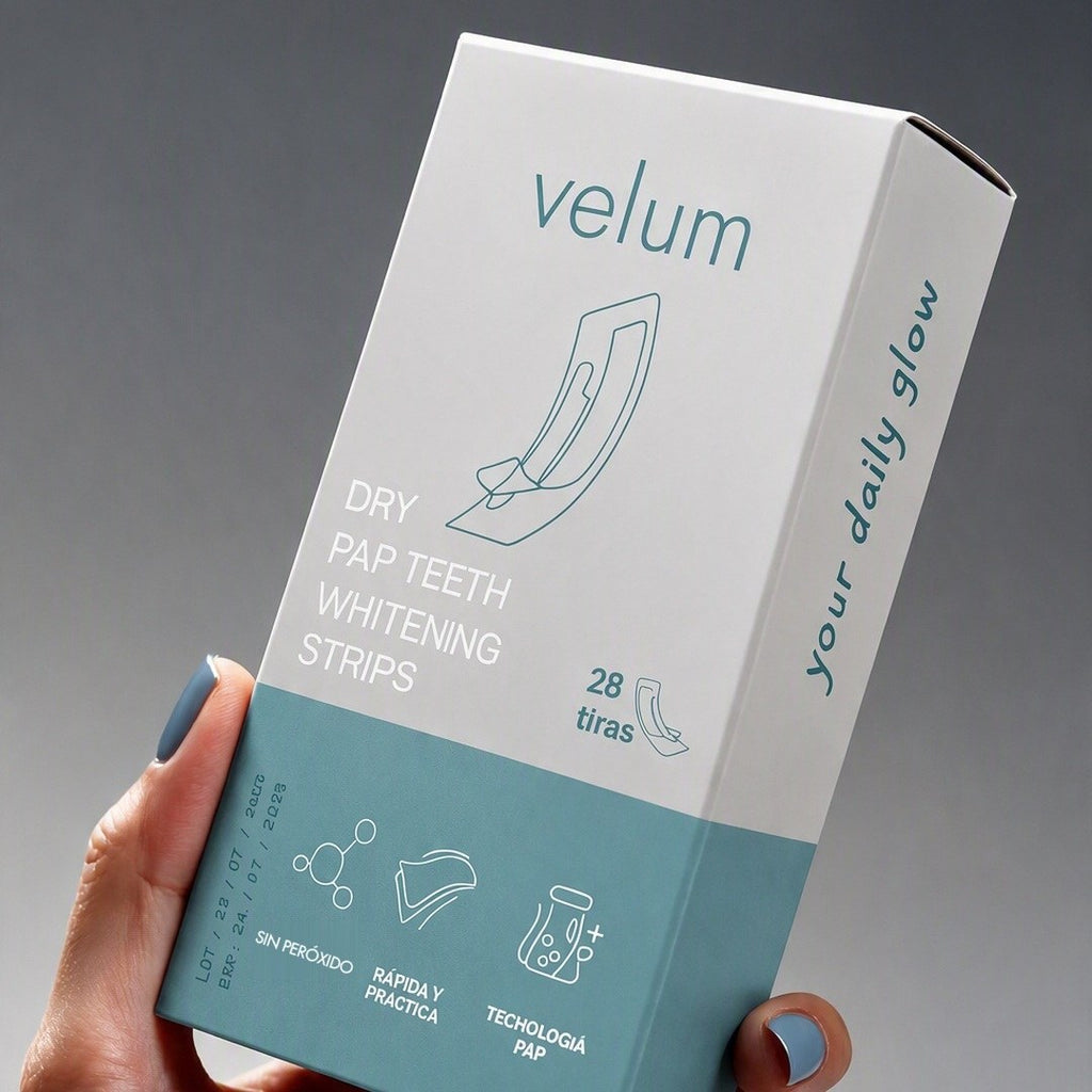 Caja de tiras blanqueadoras Velum sostenida con una mano