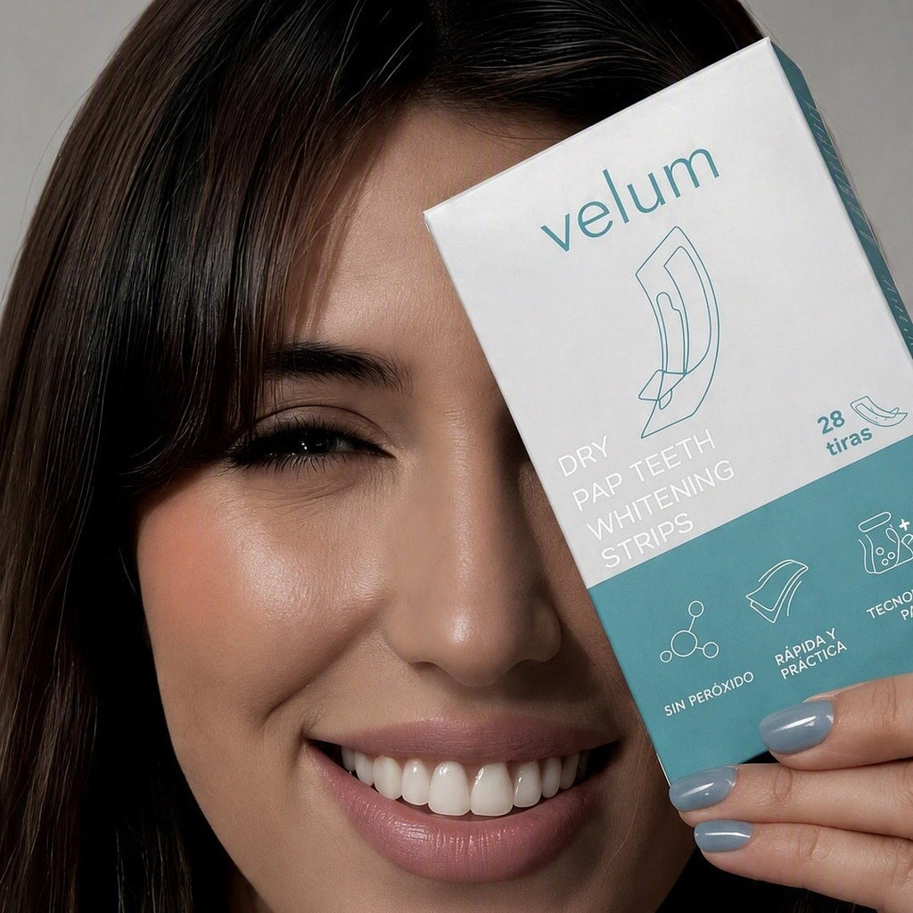 Modelo sosteniendo la caja de tiras blanqueadoras Velum